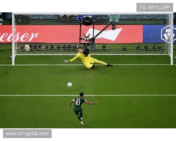 梅西因争议判罚被罚下场引发热议 足球界再次掀起规则与裁判公正讨论